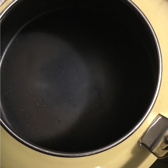 Le Creuset Whistling Zen kettle in Citrus Yellow - Picture 6 of 6